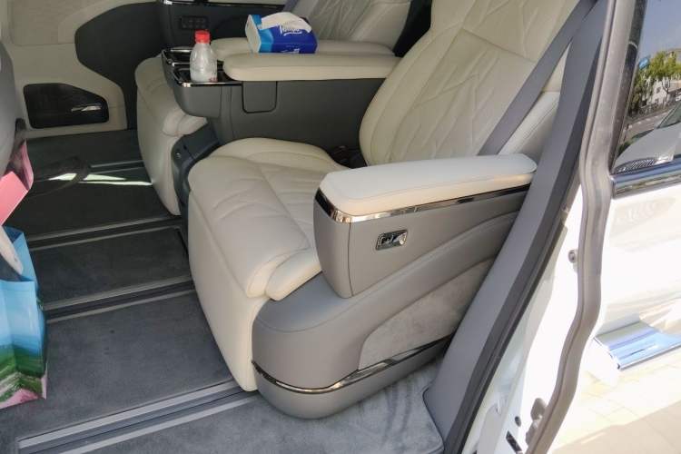 Used Zeekr 009 2024 Six-Seat Executive Version 4WD 108 kWh Left Rear Seat