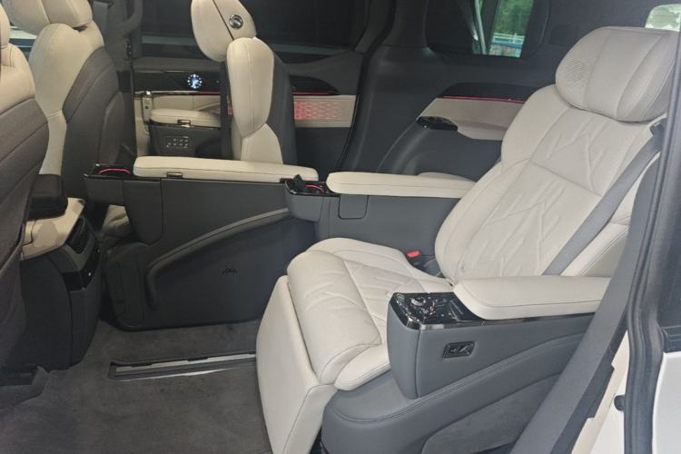 Used Zeekr 009 2024 Six-Seat Executive Version 4WD 108 kWh Left Rear Seat