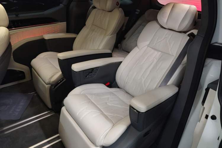 Used Zeekr 009 2024 7-Seater Walk-Through Version Four-Wheel Drive 108 kWh Left Rear Seat