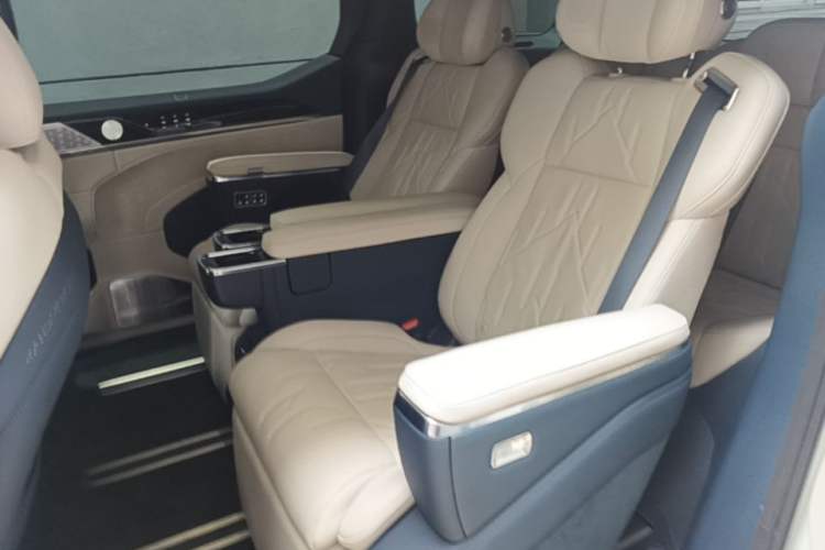 Used Zeekr 009 2024 Six-Seat Executive Version 4WD 108 kWh Left Rear Seat