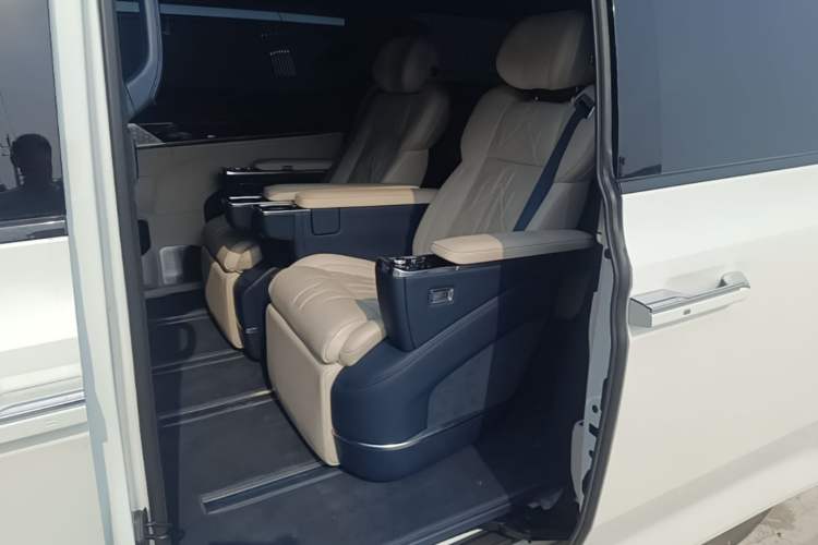 Used Zeekr 009 2024 Six-Seat Executive Version 4WD 108 kWh Left Rear Seat