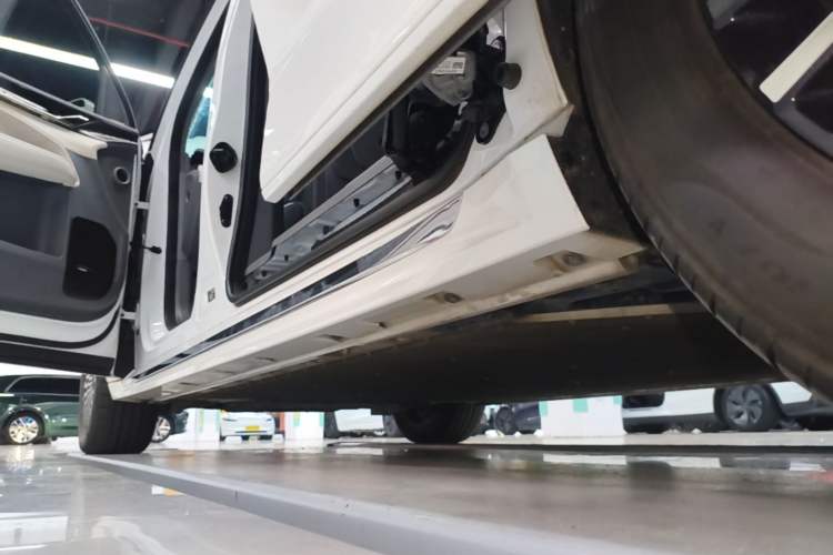 Used Zeekr 009 2024 Six-Seat Executive Version 4WD 108 kWh Left Side Sill