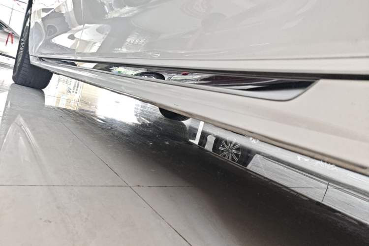 Used Zeekr 009 2024 7-Seater Walk-Through Version Four-Wheel Drive 108 kWh Left Side Sill