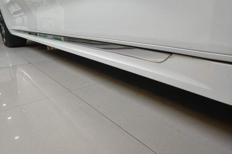 Used Zeekr 009 2024 Six-Seat Executive Version 4WD 108 kWh Left Side Sill