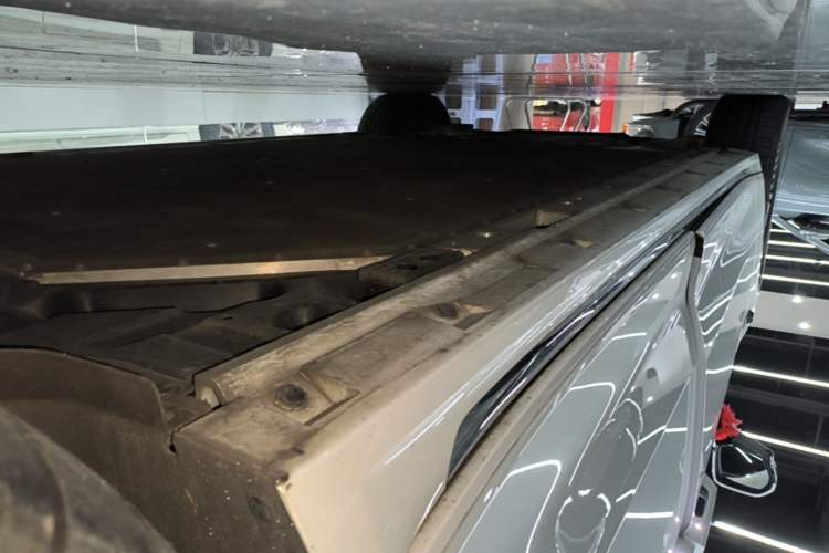 Used Zeekr 009 2024 Six-Seat Executive Version 4WD 108 kWh Left Side Sill