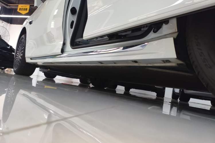 Used Zeekr 009 2024 Six-Seat Executive Version 4WD 108 kWh Left Side Sill