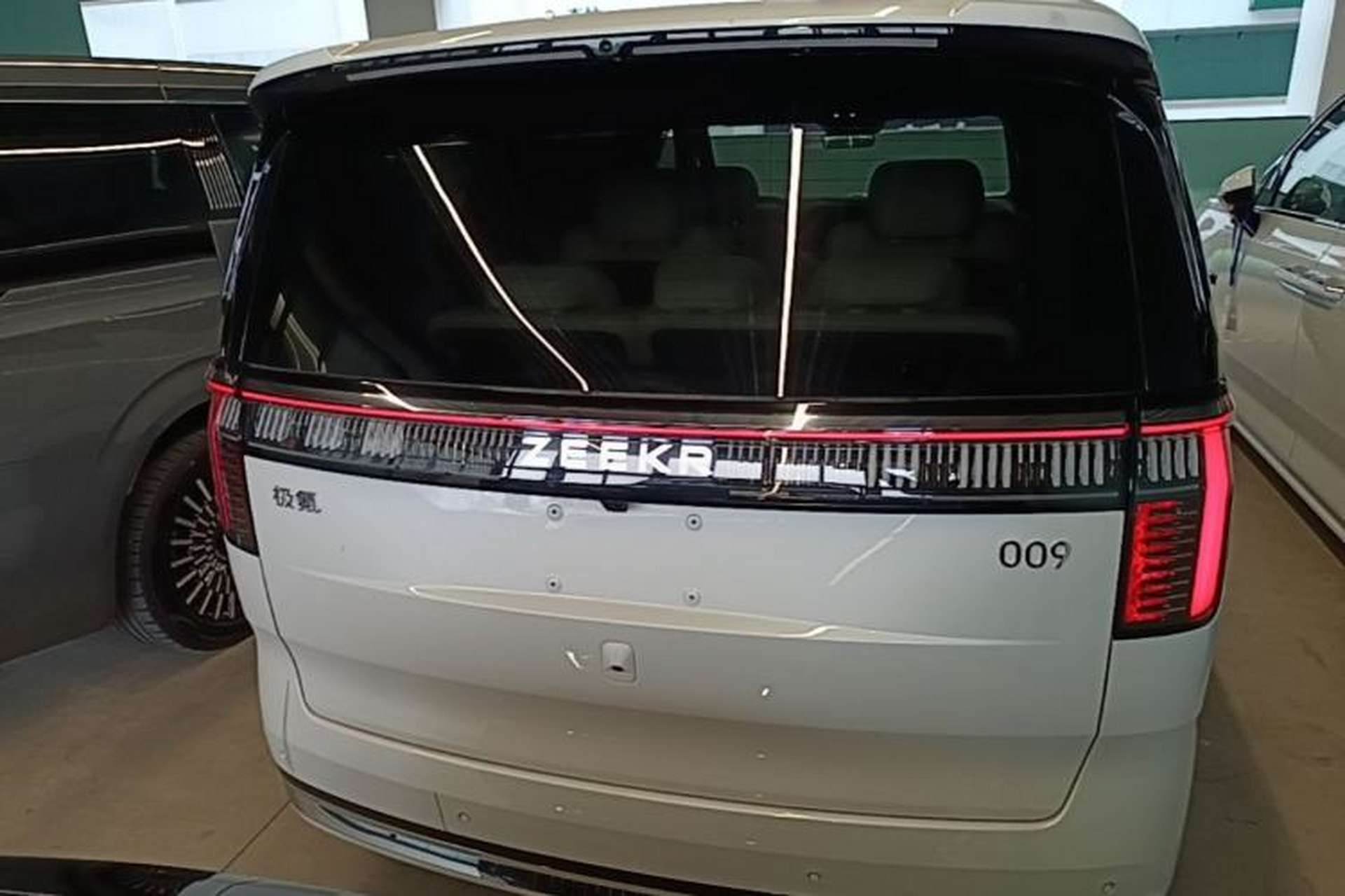 Used Zeekr 009 2024 7-Seater Walk-Through Version Four-Wheel Drive 108 kWh Rear