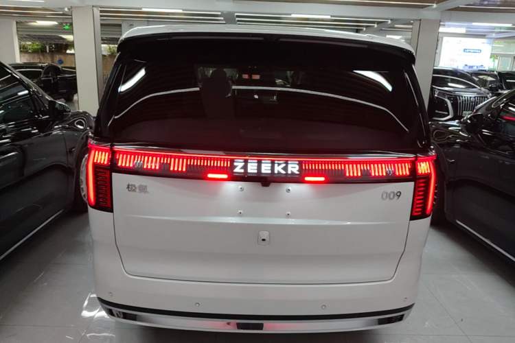 Used Zeekr 009 2024 7-Seater Walk-Through Version Four-Wheel Drive 108 kWh Rear