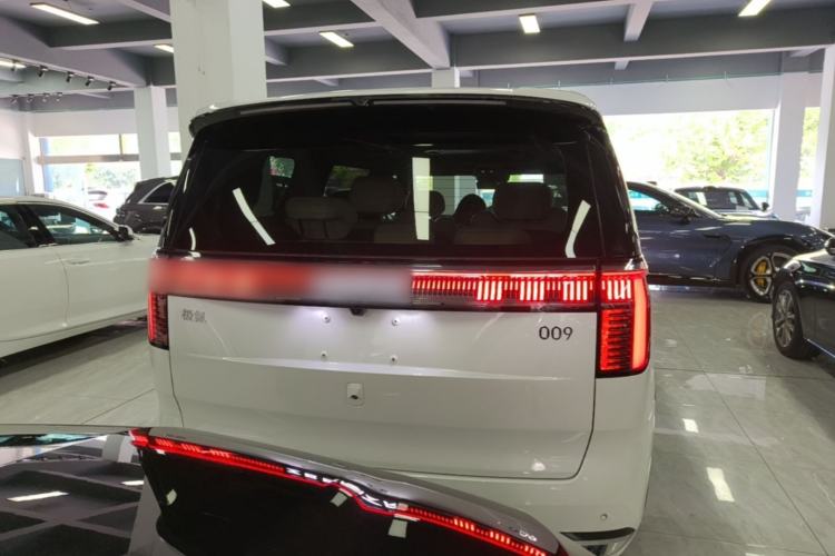 Used Zeekr 009 2024 7-Seater Walk-Through Version Four-Wheel Drive 108 kWh Rear