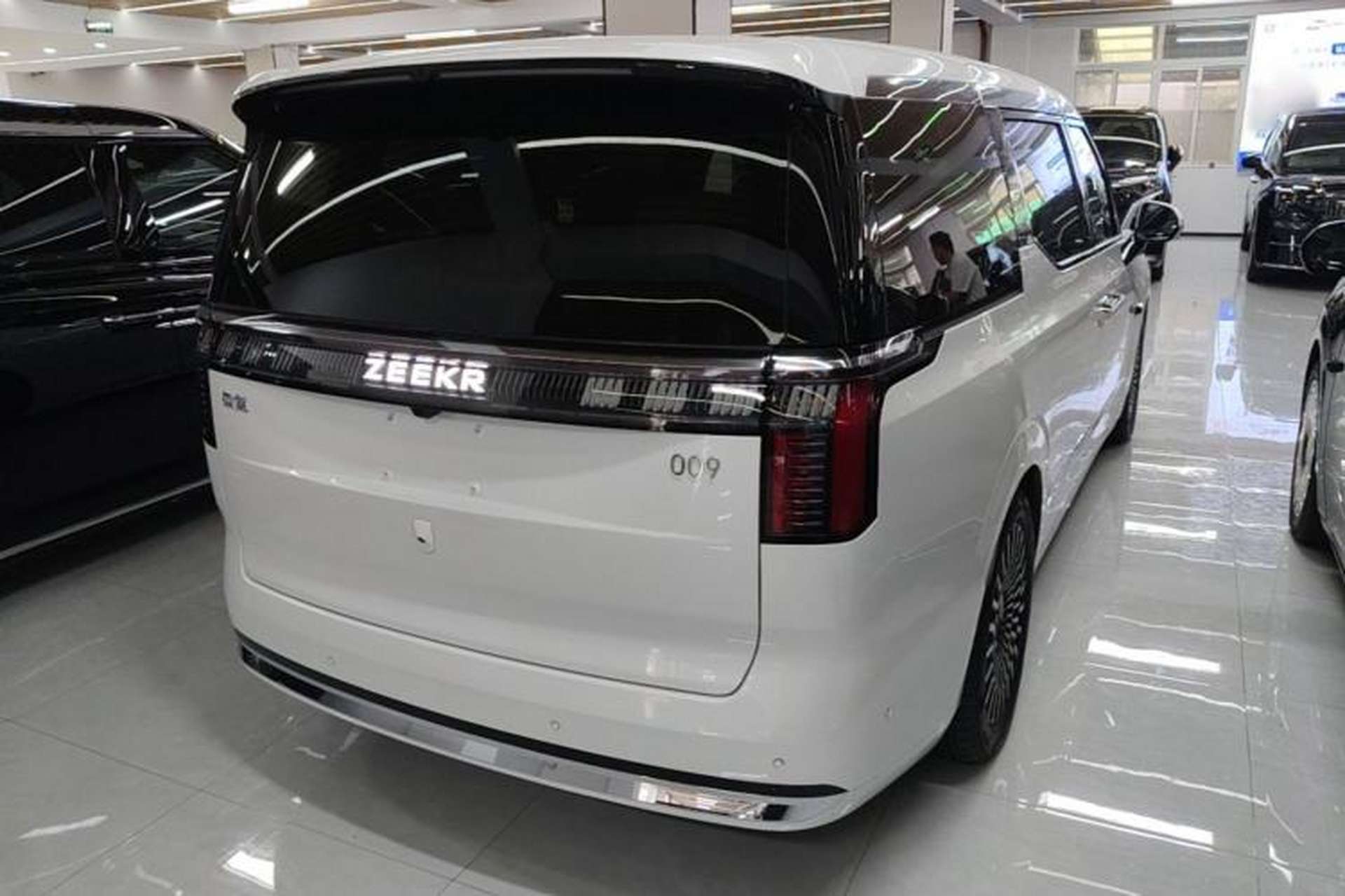 Used Zeekr 009 2024 Six-Seat Executive Version 4WD 108 kWh Rear Right 45 Deg