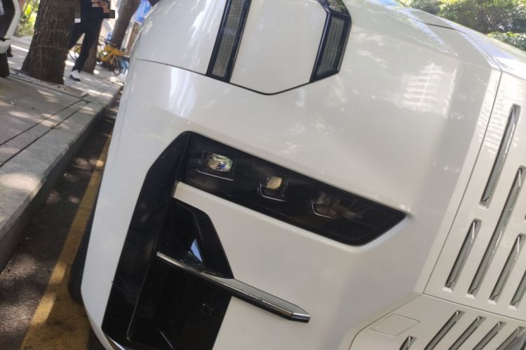 Used Zeekr 009 2024 7-Seater Walk-Through Version Four-Wheel Drive 108 kWh Right Front Headlight