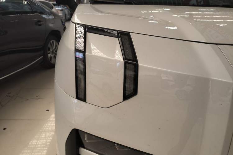 Used Zeekr 009 2024 7-Seater Walk-Through Version Four-Wheel Drive 108 kWh Right Front Headlight