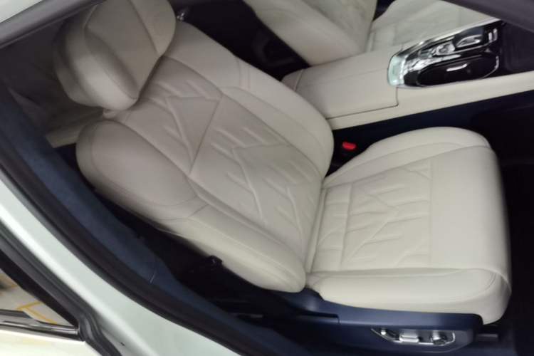 Used Zeekr 009 2024 Six-Seat Executive Version 4WD 108 kWh Right Front Seat