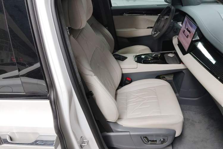 Used Zeekr 009 2024 Six-Seat Executive Version 4WD 108 kWh Right Front Seat
