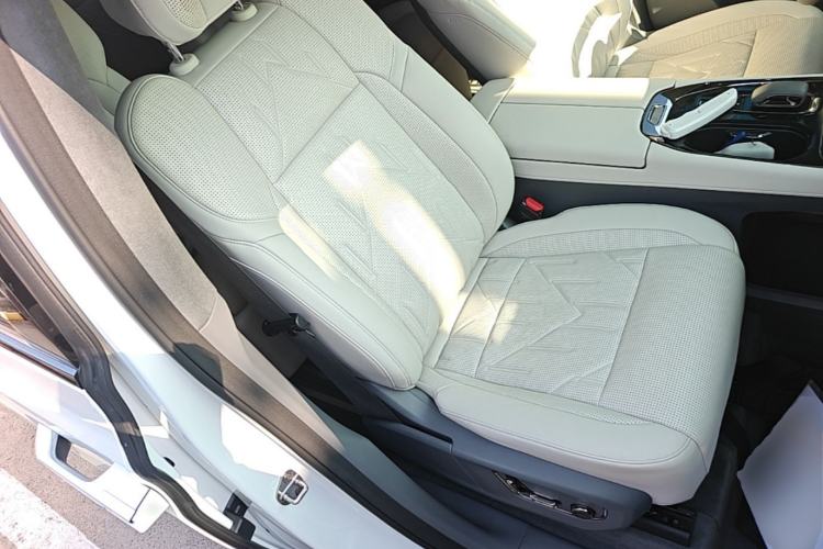 Used Zeekr 009 2024 Six-Seat Executive Version 4WD 108 kWh Right Front Seat