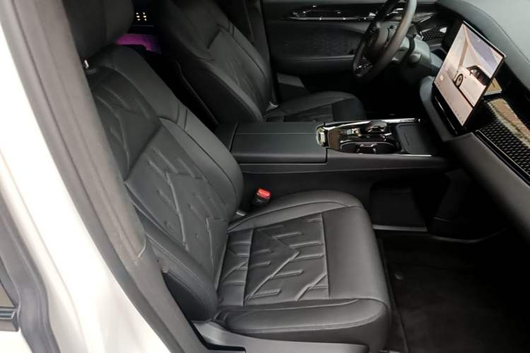 Used Zeekr 009 2024 Six-Seat Executive Version 4WD 108 kWh Right Front Seat