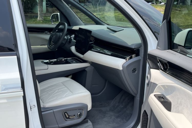 Used Zeekr 009 2024 7-Seater Walk-Through Version Four-Wheel Drive 108 kWh Right Front Seat