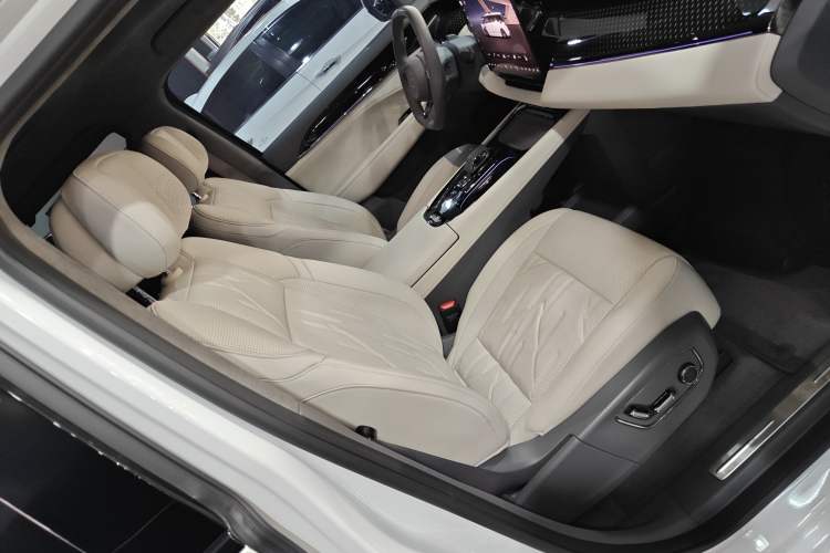 Used Zeekr 009 2024 7-Seater Aisle Version 108 kWh Right Front Seat