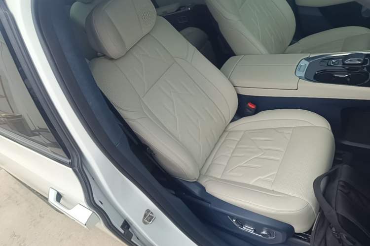 Used Zeekr 009 2024 Six-Seat Executive Version 4WD 108 kWh Right Front Seat