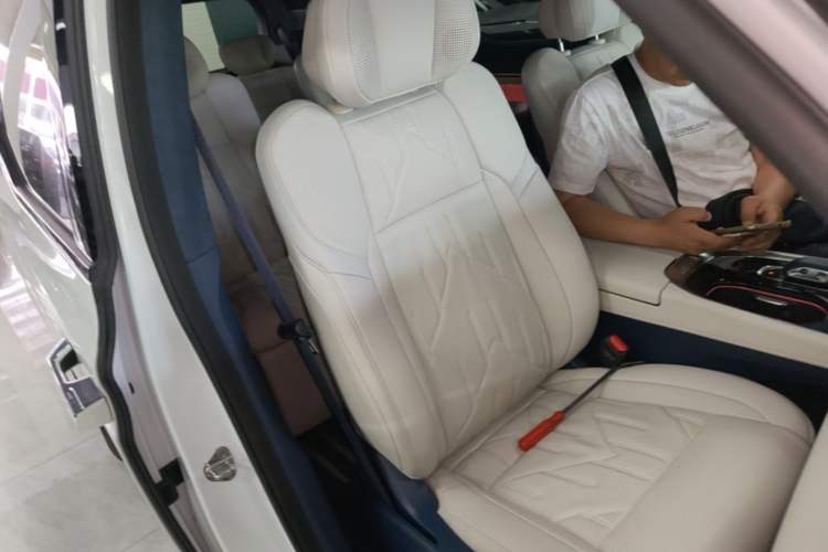 Used Zeekr 009 2024 7-Seater Walk-Through Version Four-Wheel Drive 108 kWh Right Front Seat