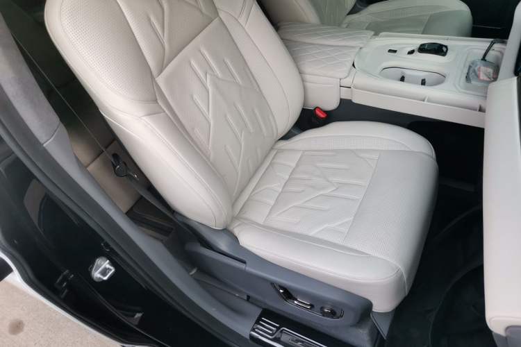 Used Zeekr 009 2024 7-Seater Aisle Version 108 kWh Right Front Seat