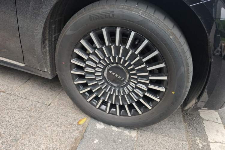 Used Zeekr 009 2024 7-Seater Walk-Through Version Four-Wheel Drive 108 kWh Right Front Wheel Hub
