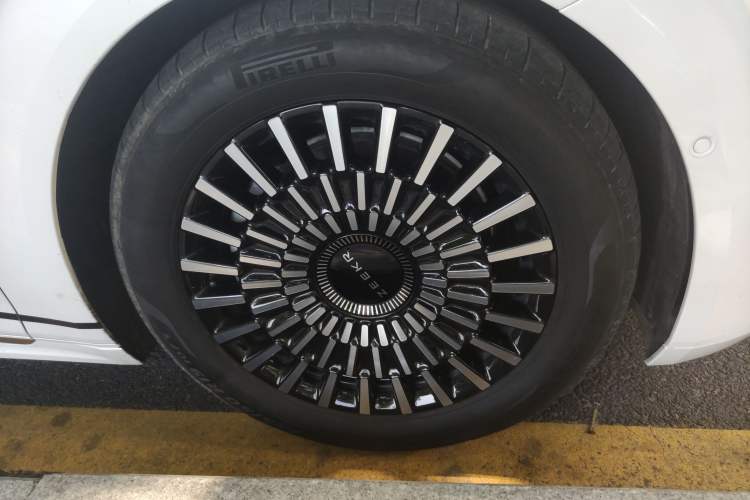 Used Zeekr 009 2024 7-Seater Walk-Through Version Four-Wheel Drive 108 kWh Right Front Wheel Hub