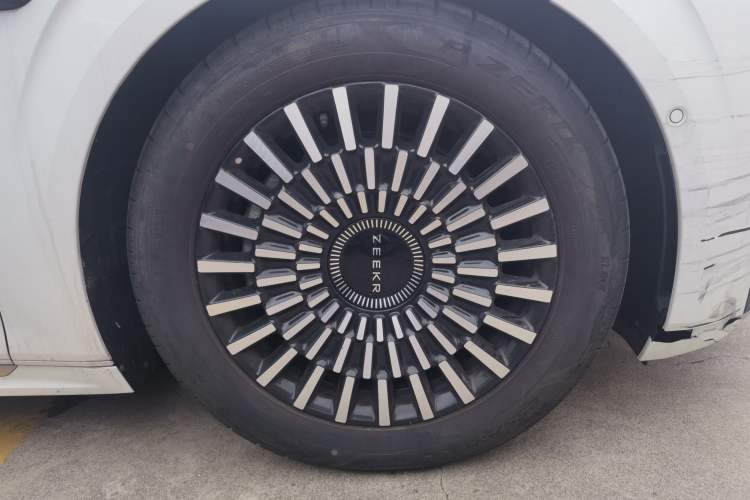 Used Zeekr 009 2024 Six-Seat Executive Version 4WD 108 kWh Right Front Wheel Hub