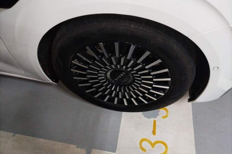 Used Zeekr 009 2024 7-Seater Aisle Version 108 kWh Right Front Wheel Hub