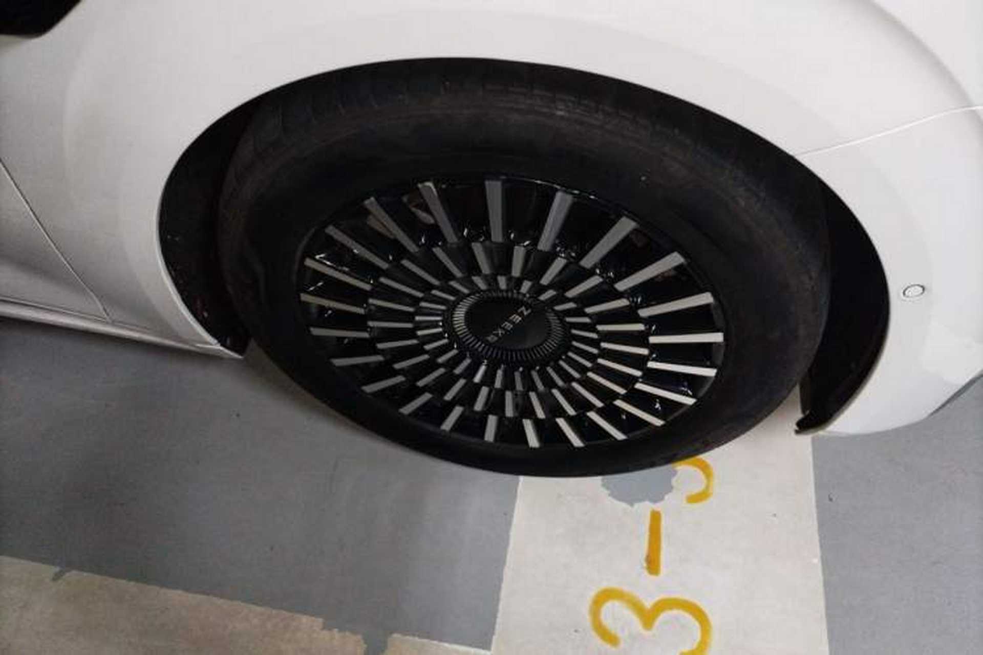 Used Zeekr 009 2024 7-Seater Aisle Version 108 kWh Right Front Wheel Hub