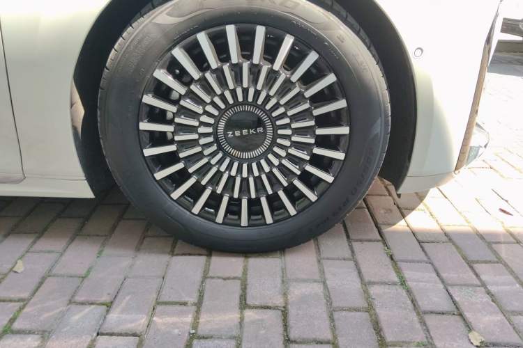 Used Zeekr 009 2024 Six-Seat Executive Version 4WD 108 kWh Right Front Wheel Hub