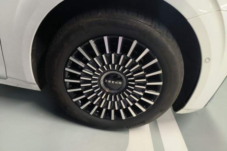 Used Zeekr 009 2024 7-Seater Aisle Version 108 kWh Right Front Wheel Hub