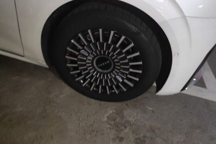 Used Zeekr 009 2024 7-Seater Aisle Version 108 kWh Right Front Wheel Hub