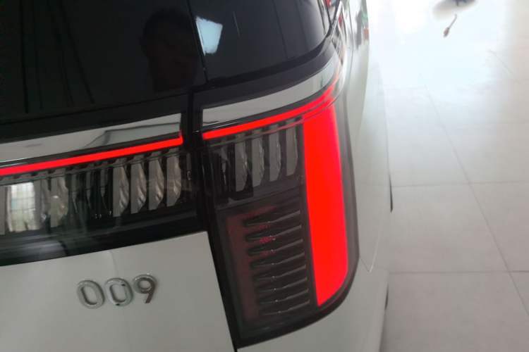 Used Zeekr 009 2024 7-Seater Walk-through Version 4WD 140 kWh Right Rear Taillight