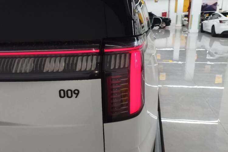 Used Zeekr 009 2024 Six-Seat Executive Version 4WD 108 kWh Right Rear Taillight