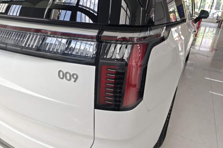 Used Zeekr 009 2024 7-Seater Walk-Through Version Four-Wheel Drive 108 kWh Right Rear Taillight
