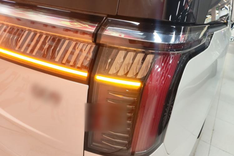 Used Zeekr 009 2024 Six-Seat Executive Version 4WD 108 kWh Right Rear Taillight