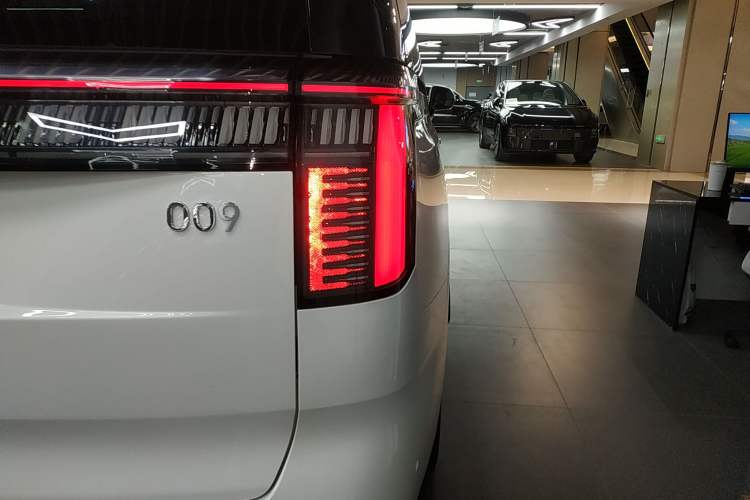 Used Zeekr 009 2024 Six-Seat Executive Version 4WD 108 kWh Right Rear Taillight