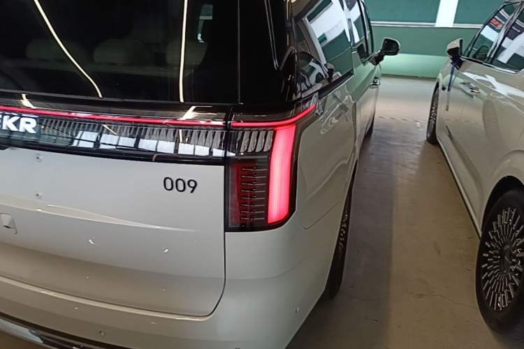 Used Zeekr 009 2024 7-Seater Walk-Through Version Four-Wheel Drive 108 kWh Right Rear Taillight