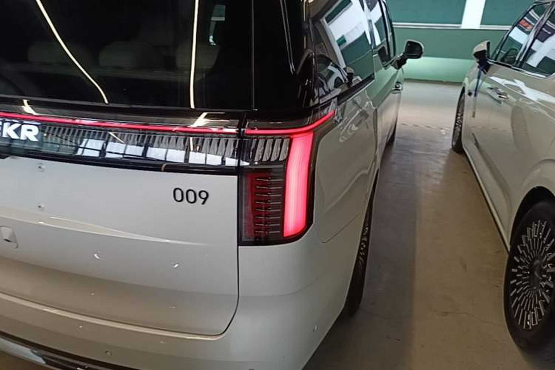 Used Zeekr 009 2024 7-Seater Walk-Through Version Four-Wheel Drive 108 kWh Right Rear Taillight