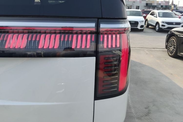 Used Zeekr 009 2024 7-Seater Walk-Through Version Four-Wheel Drive 108 kWh Right Rear Taillight