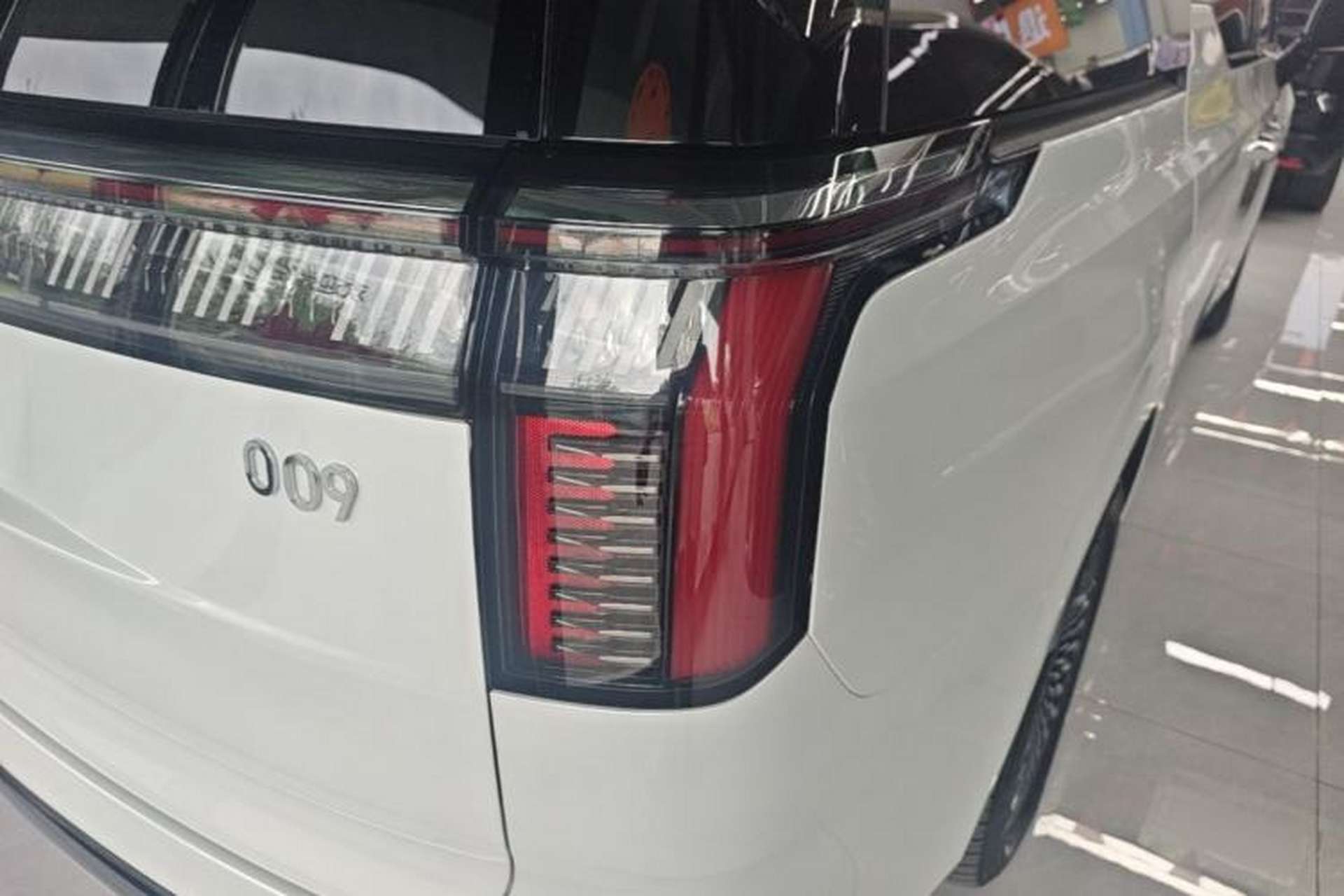Used Zeekr 009 2024 Six-Seat Executive Version 4WD 108 kWh Right Rear Taillight