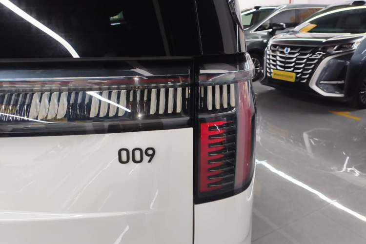 Used Zeekr 009 2024 Six-Seat Executive Version 4WD 108 kWh Right Rear Taillight