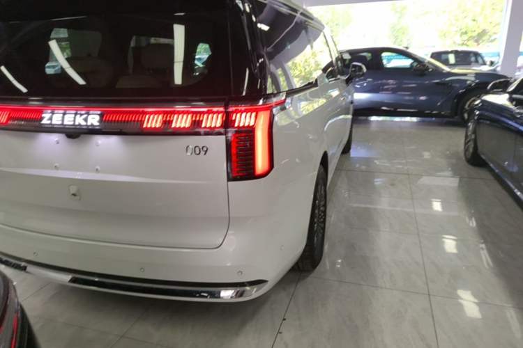 Used Zeekr 009 2024 7-Seater Walk-Through Version Four-Wheel Drive 108 kWh Right Rear Taillight