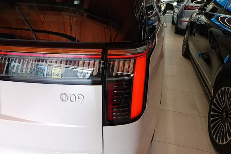 Used Zeekr 009 2024 7-Seater Walk-Through Version Four-Wheel Drive 108 kWh Right Rear Taillight