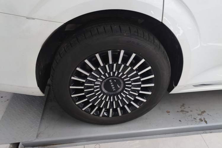 Used Zeekr 009 2024 Six-Seat Executive Version 4WD 108 kWh Right Rear Wheel Hub