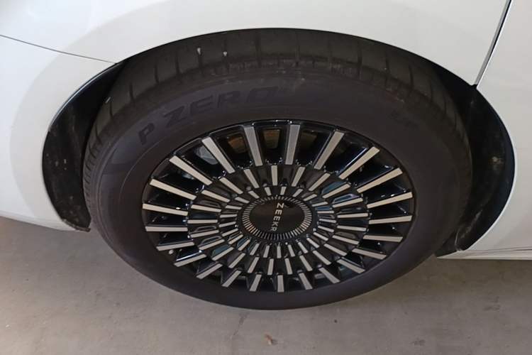 Used Zeekr 009 2024 7-Seater Walk-Through Version Four-Wheel Drive 108 kWh Right Rear Wheel Hub