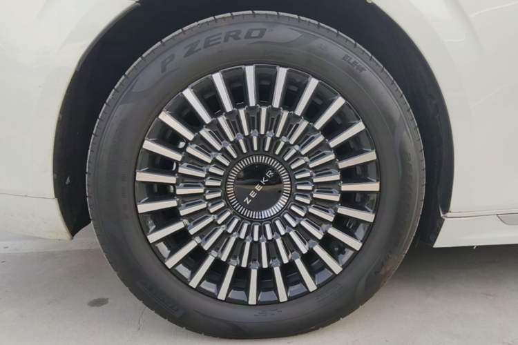 Used Zeekr 009 2024 7-Seater Walk-Through Version Four-Wheel Drive 108 kWh Right Rear Wheel Hub