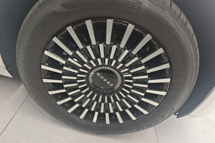 Used Zeekr 009 2024 Six-Seat Executive Version 4WD 108 kWh Right Rear Wheel Hub