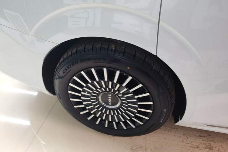 Used Zeekr 009 2024 Six-Seat Executive Version 4WD 108 kWh Right Rear Wheel Hub